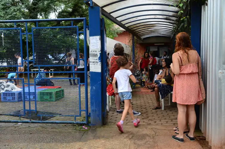 São Paulo - Alunos, funcionários e pais fazem ato contra o fechamento da Creche Oeste da Universidade de São Paulo (USP) (Rovena Rosa/Agência Brasil)