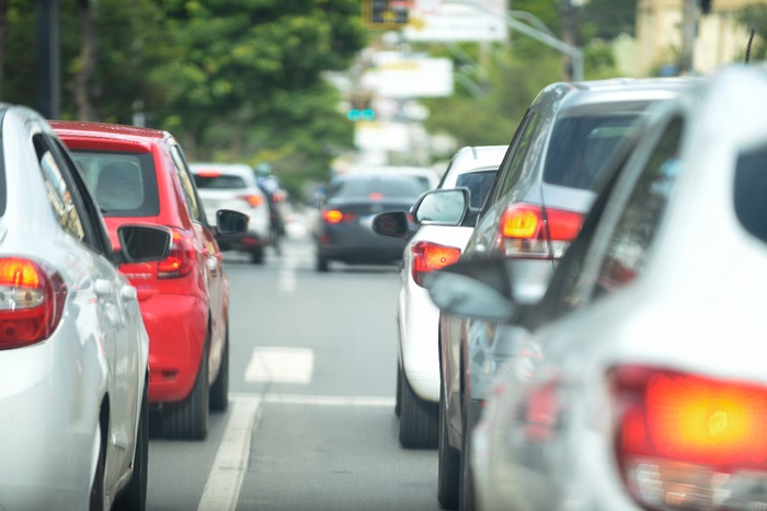 IPVA 2025: parcela de agosto vence nesta sexta-feira - Carros enfileirados no trânsito da capital
