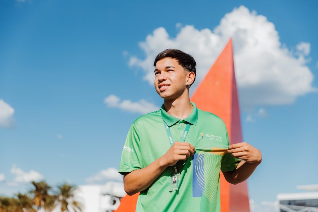 Jovem com uniforme do Aprendiz do Futuro