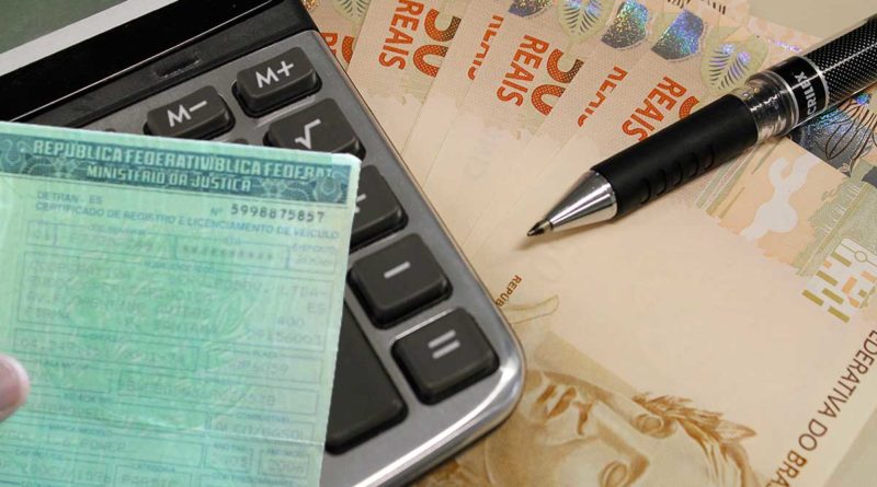 Débitos negociados de ICMS, IPVA e ITCD vencem nesta segunda - documento de carro, calculadora, caneta e notas de R$ 50