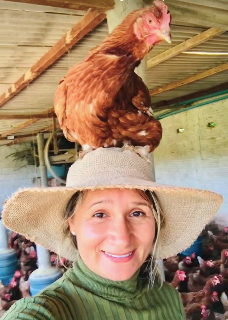 Brasília (DF), 29/09/2025 – Marli Oliveira, agricultora familiar que fornece ovos, mel e carnes de galinha, porco e ovinos para o Pnae no Ceará 
 Como o Brasil virou referência na alimentação escolar .
Foto: Marli Oliveira/Arquivo pessoal