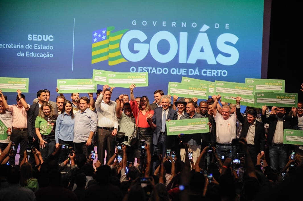 Governador sanciona lei que garante R$ 40 mil a professores de escolas contempladas com Prêmio Leia