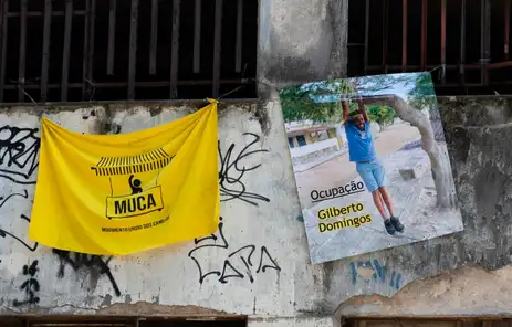O Ministério Público Federal (MPF) apresentou à Justiça Federal proposta de acordo para destinar um imóvel do Instituto Nacional do Seguro Social (INSS) localizado na Rua Riachuelo, no Centro do Rio de Janeiro, à habitação de interesse social. O prédio, que está sem utilização há mais de 30 anos, abriga atualmente a Ocupação Gilberto Domingos, composta por 115 pessoas em situação de vulnerabilidade socioeconômica, entre elas 36 crianças e adolescentes e 14 idosos. A medida busca assegurar direitos fundamentais das famílias residentes e encerrar a disputa judicial envolvendo a posse do imóvel. Foto: MUCA/Divulgação