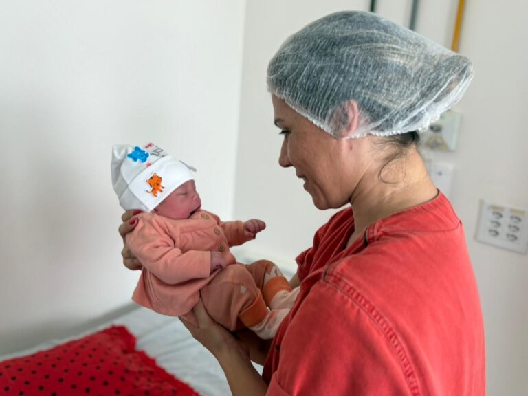 Profissional do HEF participa de momento especial com o recém-nascido durante ação especial